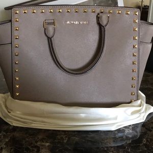 Brand new MK Purse never been used.